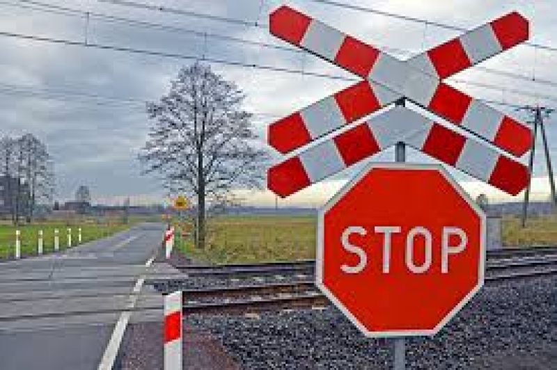 Bezpieczeństwo na przejeździe kolejowym – co każdy przyszły kierowca powinien wiedzieć?